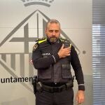Un agente, equipado con la cámara