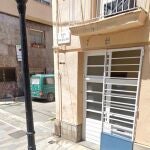 La vivienda en litigio se encuentra en una calle peatonal, tiene dos plantas y jardín
