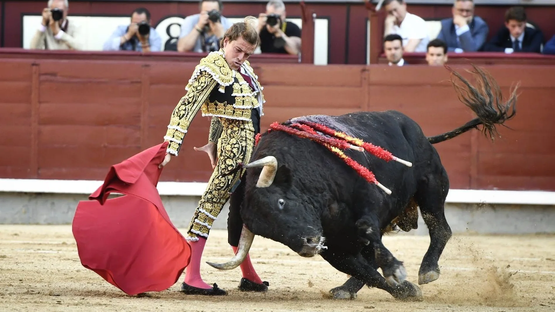 El torero Javier Cortés da un pase a su primer toro durante el tercer festejo de la Feria de San Isidro con toros de la ganadería de El Pilar, este martes en Las Ventas.