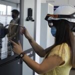 Casco con videollamada que permite conectar con un experto en remoto y ver en las lentes indicaciones mediante realidad aumentada