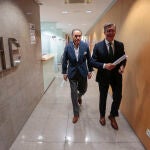 El presidente de la Federación Leonesa de Empresarios (Fele), Javier Cepedano, y el secretario general, Álvaro Díez, comparecen para informar de la posición de la organización ante la convocatoria ‘Yo paro x León’ del 12 de mayo