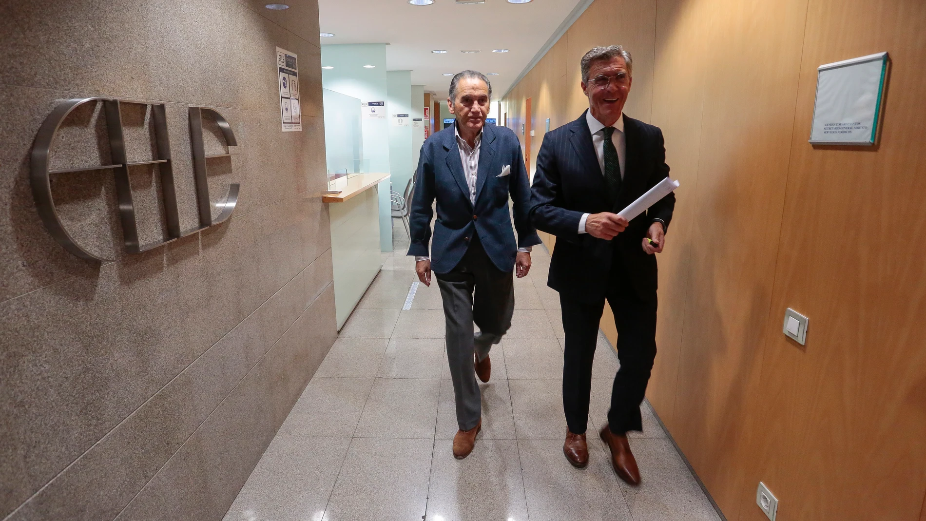 El presidente de la Federación Leonesa de Empresarios (Fele), Javier Cepedano, y el secretario general, Álvaro Díez, comparecen para informar de la posición de la organización ante la convocatoria ‘Yo paro x León’ del 12 de mayo