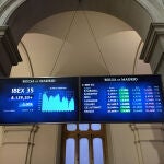 MADRID, 10/05/2022.- Bolsa española repitió cierre este martes tras casi una semana de caídas, en una sesión típica de rebote, con ganancias durante casi todo el día, pero que cambió de signo al tiempo que Wall Street entraba en pérdidas. El IBEX 35, el principal índice el mercado español, terminó en 8.139,2 puntos, el mismo nivel de la víspera, y mantiene unas pérdidas anuales del 6,59 %. EFE/ Vega Alonso Del Val