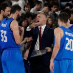 Jasikevicius da órdenes a sus jugadores en un partido reciente