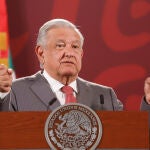 MEX3544. CIUDAD DE MÉXICO (MÉXICO), 10/05/2022.- El presidente de México, Andrés Manuel López Obrador, ofrece una rueda de prensa matutina hoy, en el Palacio Nacional, en Ciudad de México (México). López Obrador avisó este martes que podría no asistir a la Cumbre de las Américas, programada para junio próximo en California, si Estados Unidos no invita a todos los países re la región. EFE/ Isaac Esquivel