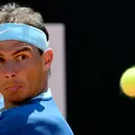 Nadal se dispone a golpear un revés en su partido ante Isner