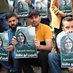 Hebron (-), 11/05/2022.- Palestinian journalists hold portraits of Al Jazeera journalist Shireen Abu Akleh, who was killed by gunfire in Jenin, during a protest in the West Bank city of Hebron, 11 May 2022. According to the Palestinian health ministry, Al Jazeera journalist Shireen Abu Akleh was shot and killed on 11 May 2022 by Israeli forces during an Israeli raid in the West Bank town of Jenin. (Protestas, Incendio) EFE/EPA/ABED AL HASHLAMOUN