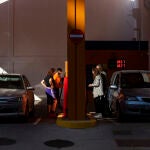 Dos parejas repostan en una gasolinera