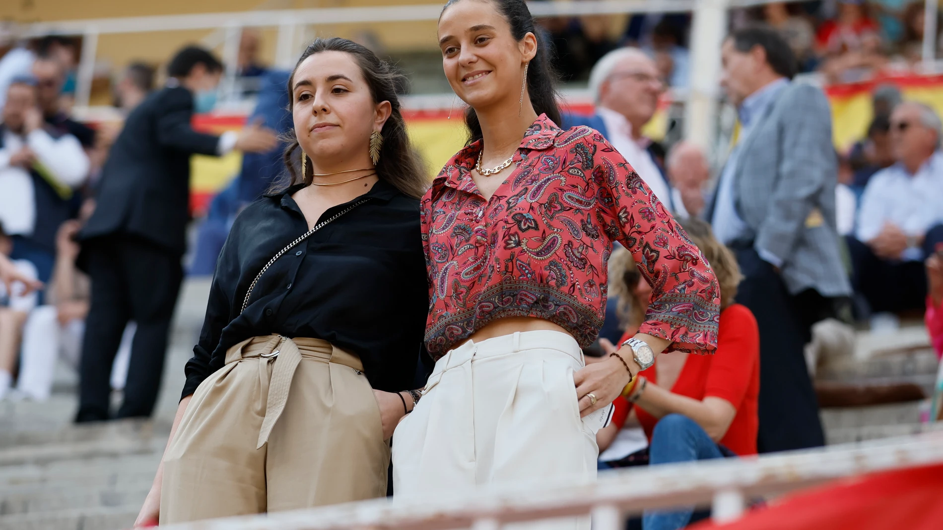 La infanta Victoria Federica de Todos los Santos (d) durante el festejo taurino de San Isidro con los diestros Morante de la Puebla , El Juli, Pablo Aguado y toros de Álvaro Martínez Conradi, este miércoles en la Monumental de Las Ventas en Madrid.