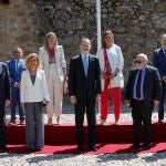 El rey Felipe VI (c) junto con el presidente del Foro Europeo de la Discapacidad, Yannis Vardakastanis (2d), el presidente de Extremadura, Guillermo Fernandez Vara (d), la presidenta del Congreso, Meritxell Batet (2d) y el presidente del Tribunal Supremo, Carlos Lesmes (i) durante la foto de familia en en Cuacos de Yuste (Cáceres) antes de la entrega del Premio Carlos V al Foro Europeo de la Discapacidad. EFE/ Ballesteros