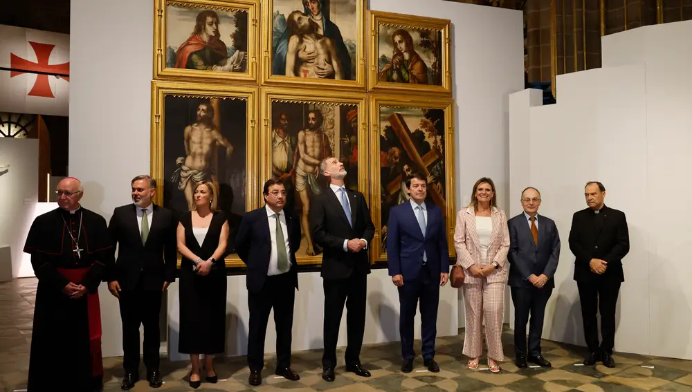 El rey Felipe VI (C), posa junto al presidente de la Junta de Extremadura, Guillermo Fernández Vara (4i), y el presidente de Castilla y León, Alfonso Fernández Mañueco (4d), y otras personalidades durante la inauguración de la XXVI edición de la exposición de Las Edades del Hombre