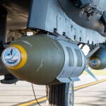 Imagen de la bomba Quicksink en un avión F-15E Strike Eagle en la Base de las Fuerzas Aéreas de Eglin, Florida, con una GBU-31