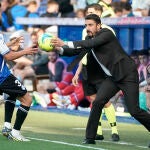 Julio Velázquez durante su etapa como entrenador del Alavés.