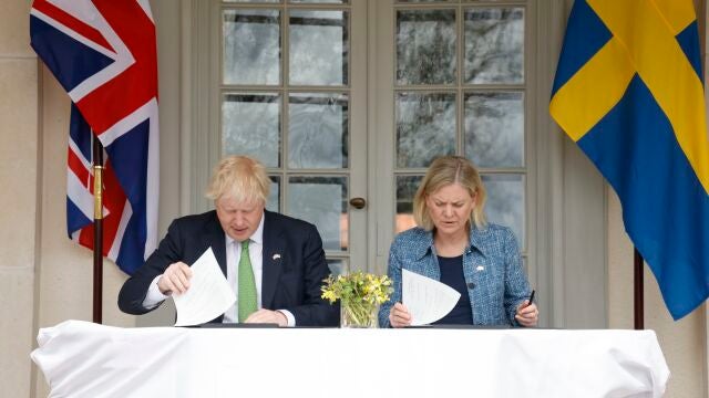 La primera ministra sueca, Magdalena Andersson, y Boris Johnson firman en Harpsund el acuerdo de defensa mutua