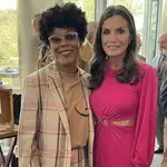 Angélica Dass junto a la Reina Letizia