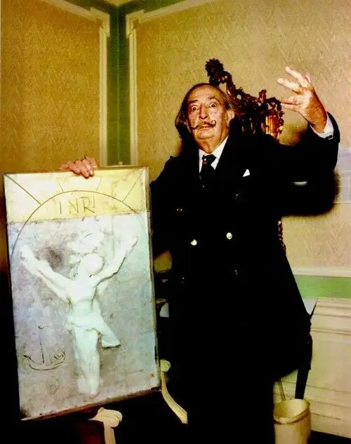 Salvador Dalí, junto a su obra recién apodada como &quot;Lost wax&quot;