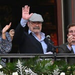 El actor Antonio Resines lee el pregón de las Fiestas de San Isidro 2022 acompañado por el alcalde de Madrid, José Luis Martínez-Almeida; y la vicealcaldesa, Begoña Villacís, este jueves en Madrid.