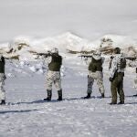Los reservistas de la Brigada Karelia disparan con balas reales durante el ejercicio de defensa local Etel'-Karjala 22, al sureste de Finlandia, el 9 de marzo de 2022