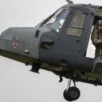 Un soldado del Ejército británico mira hacia abajo desde un helicóptero AgustaWestland AW159 Wildcat durante el ejercicio militar de la OTAN "Flaming Sword 2022" en un campo de entrenamiento cerca del pueblo Maisiejunai, a unos 96 km al oeste de la capital lituana
