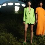 Dos modelos posan con prendas de la colección de Zara confeccionada con Infinna y lanzada hoy
