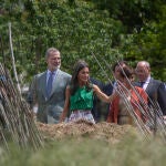 El Rey Felipe VI y la Reina Letizia, saludan a su llegada a la comarca cacereña de Las Hurdes