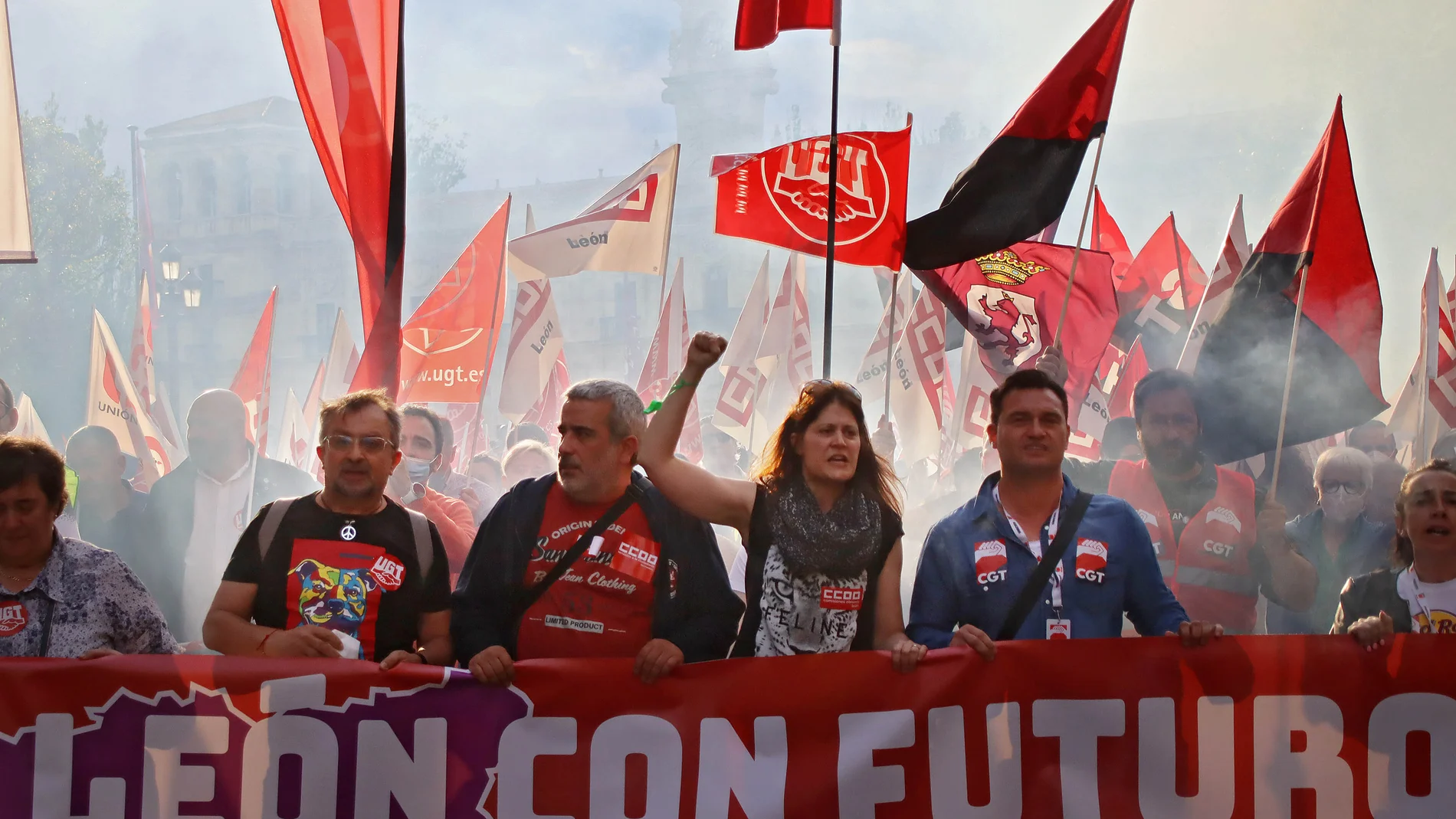 Miles de personas se manifiestan por las calles de León