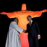 El cónsul español en Río de Janeiro, Luis Prados Covarrubias (d), saluda al sacerdote Omar Raposo hoy frente al Cristo Redentor en Río de Janeiro (Brasil). En la cima del cerro Corcovado, el Cristo Redentor de Río de Janeiro le ha tendido este martes la mano al Cristo del Otero de Palencia, en un acto que ha hermanado a dos representativos monumentos de la religiosidad de España y Brasil