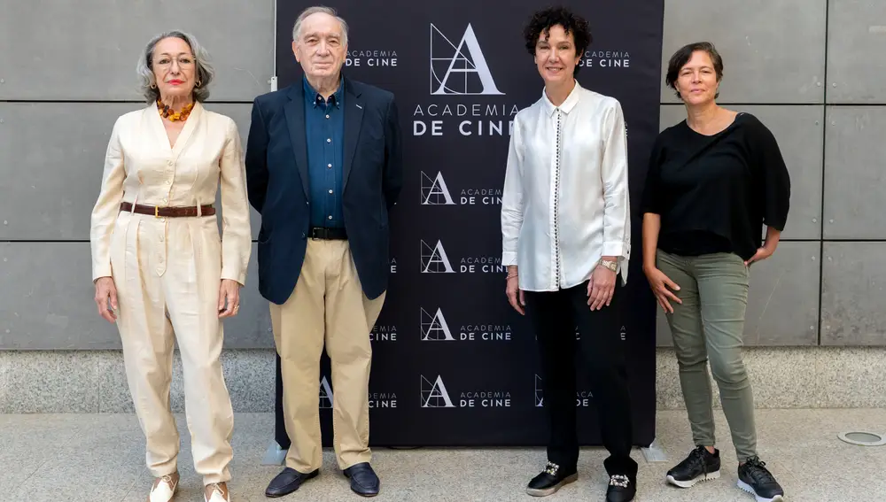 (I-D) Los aspirantes a la presidencia de la Academia del Cine, Luisa Gavasa (Interpretación); Fernando Méndez-Leite (Dirección); Teresa Medina (Dirección de Fotografía); y Valérie Delpierre (Documental); posan antes de la rueda de prensa para explicar sus programas y su visión de gestión para presidir la Academia, en la Academia de Cine Alberto Ortega / Europa Press 12/05/2022
