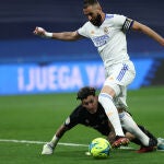 Karim Benzema regatea al portero del Levante antes de dar el pase para que marque Vinicius