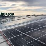 Placas solares instaladas en un supermercado Mercadona