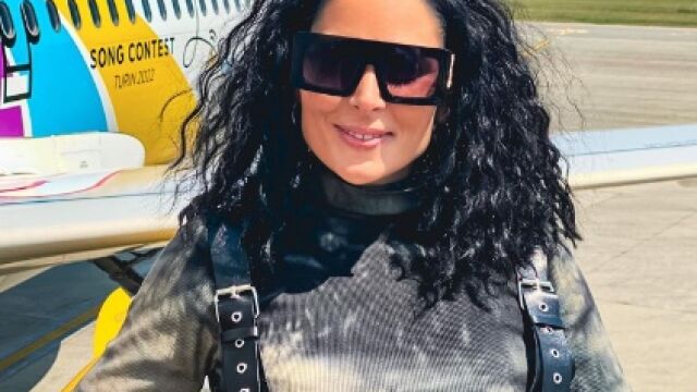 Rosa López posa con el avión