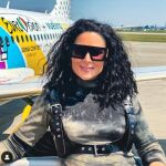 Rosa López posa con el avión