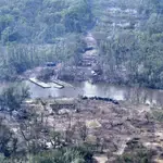 Imagen del puente destruido y los restos de blindados rusos