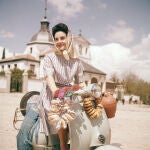 Madrileña en vespa y con botijos junto a la Ermita de San Isidro en 1959. Martín Santos Yubero.
