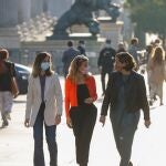 La vicepresidenta segunda Yolanda Díaz (c); la ministra de Derechos Sociales Ione Belarra (i); y la alcaldesa de Barcelona, Ada Colau (d), a su llegada al Congreso para participar en las jornadas "Ley estatal de vivienda