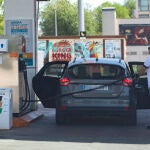 Un hombre reposta en una gasolinera