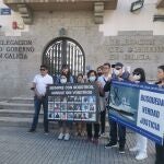 Protesta de los familiares de los 21 fallecidos en el naufragio del 'Villa de Pitanxo' ante la Delegación del Gobierno en Galicia, en A Coruña. EUROPA PRESS 13/05/2022