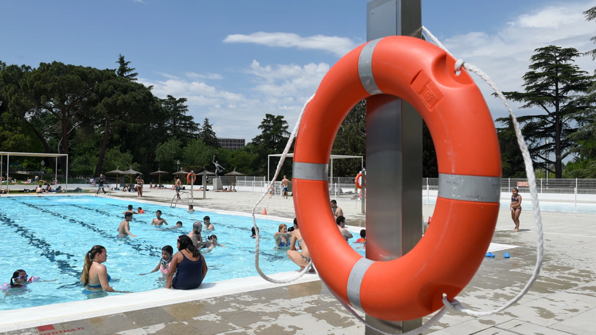 Varias personas se bañan en la piscina municipal de Casa de Campo