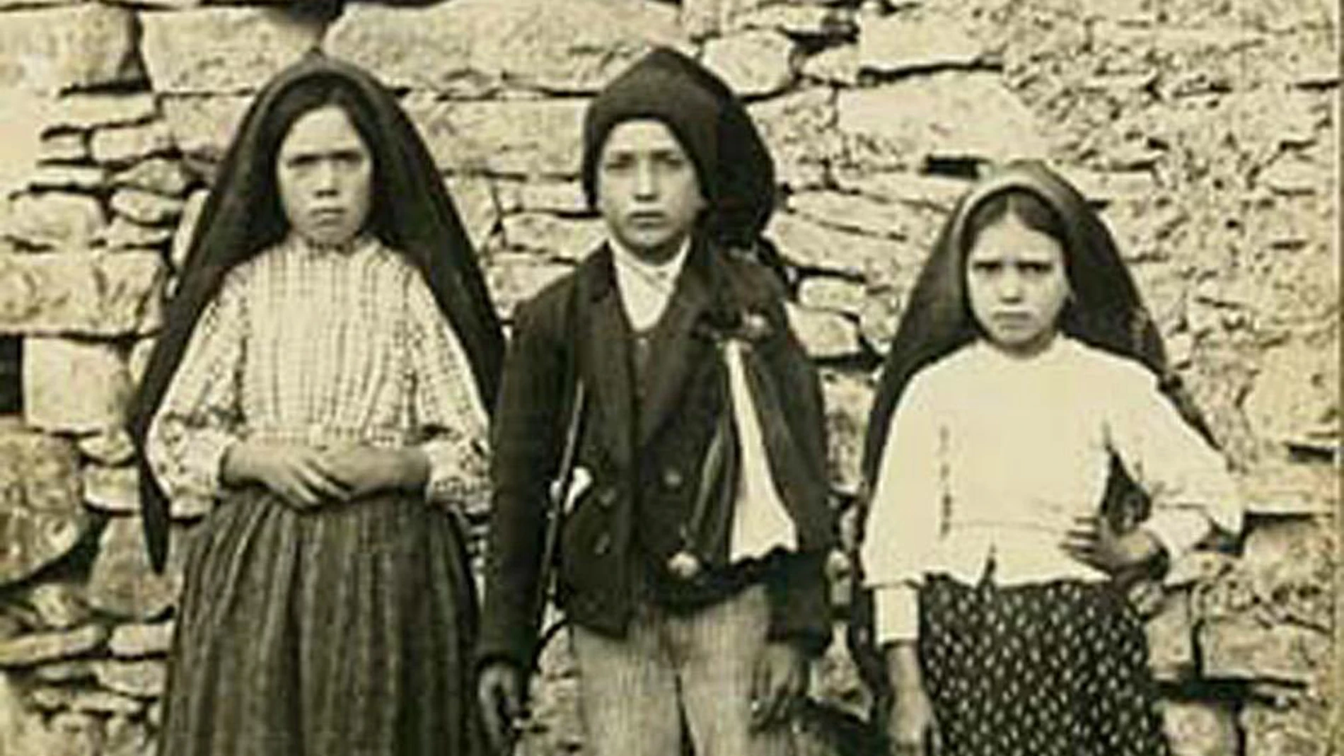 Los tres pastorcitos de Fátima: Lucía dos Santos (izda.), y sus primos, Francisco Marto y Jacinta Marto