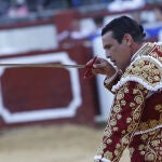 El diestro José María Manzanares, en su faena durante la corrida mixta que se ha celebrado hoy sábado en la plaza de Toros de Valladolid