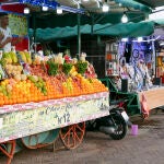 Dos vendedores de fruta posan para una foto en un mercado de Marrakech (Marruecos)