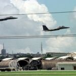 F-15 en la base aérea de la isla de Okinawa en una foto de archivo