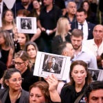 Centenares de personas se suman este viernes a sendas marchas y un emotivo homenaje al fiscal antimafia Marcelo Pecci, asesinado en Colombia, en Asunción (Paraguay