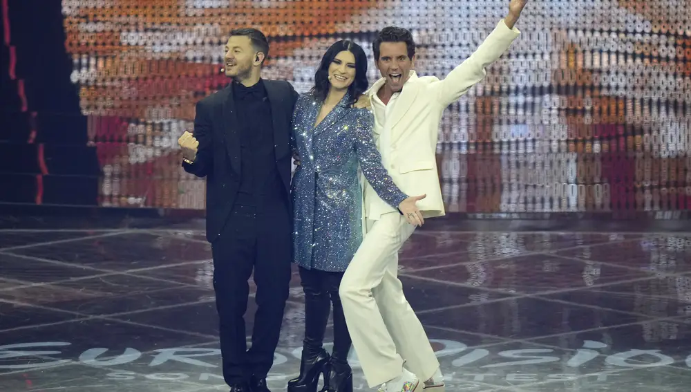 Laura Pausini entre Mika y Alessandro Cattelan. (AP Photo/Luca Bruno)