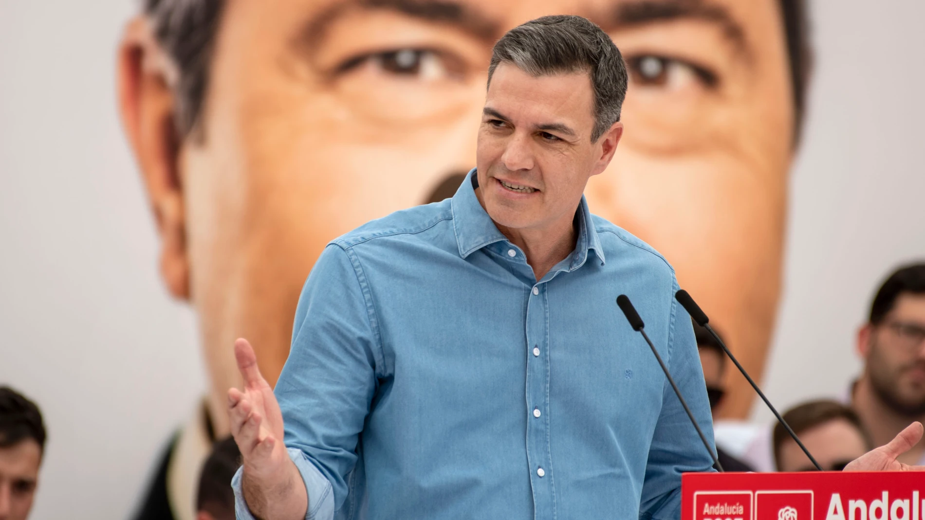 El secretario general del PSOE y presidente del Gobierno, Pedro Sánchez, da un discurso mientras acompaña al candidato socialista a la presidencia de la Junta de Andalucía y secretario general del PSOE-A, Juan Espadas en un acto de la precampaña para las elecciones autonómicas del 19 de junio este sábado en la localidad jiennense de Torredelcampo