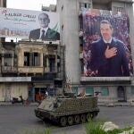 Soldados del Ejército libanés en vehículos armados patrullan una calle, un día antes de las elecciones parlamentarias en Beirut