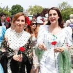 La portavoz de Más Madrid en la Asamblea, Mónica García, conversa con la portavoz del partido en el Ayuntamiento, Rita Maestre, mientras visitan la Pradera de San Isidro
