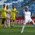 La delantera del Real Madrid Kosovare Asllani (d) celebra tras marcar al Villarreal