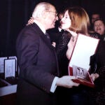 Tierno Galván, alcalde de Madrid, entrega el Premio Pueblo a Susana Estrada en mayo de 1977