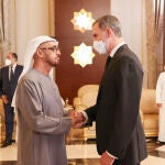 El rey de España, Felipe VI saluda este domingo al jeque Mohamed Bin Zayed Al Nahyan durante su visita a Abu Dabi para trasladar al nuevo presidente de Emiratos Árabes Unidos (EAU) sus condolencias por la muerte del anterior jefe del Estado, el jeque Jalifa Bin Zayed al Nahyan.